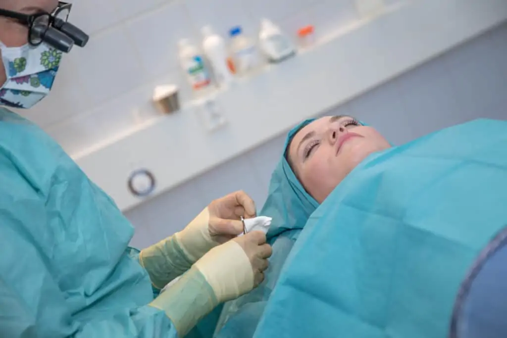 Helena Puonti preparing patient