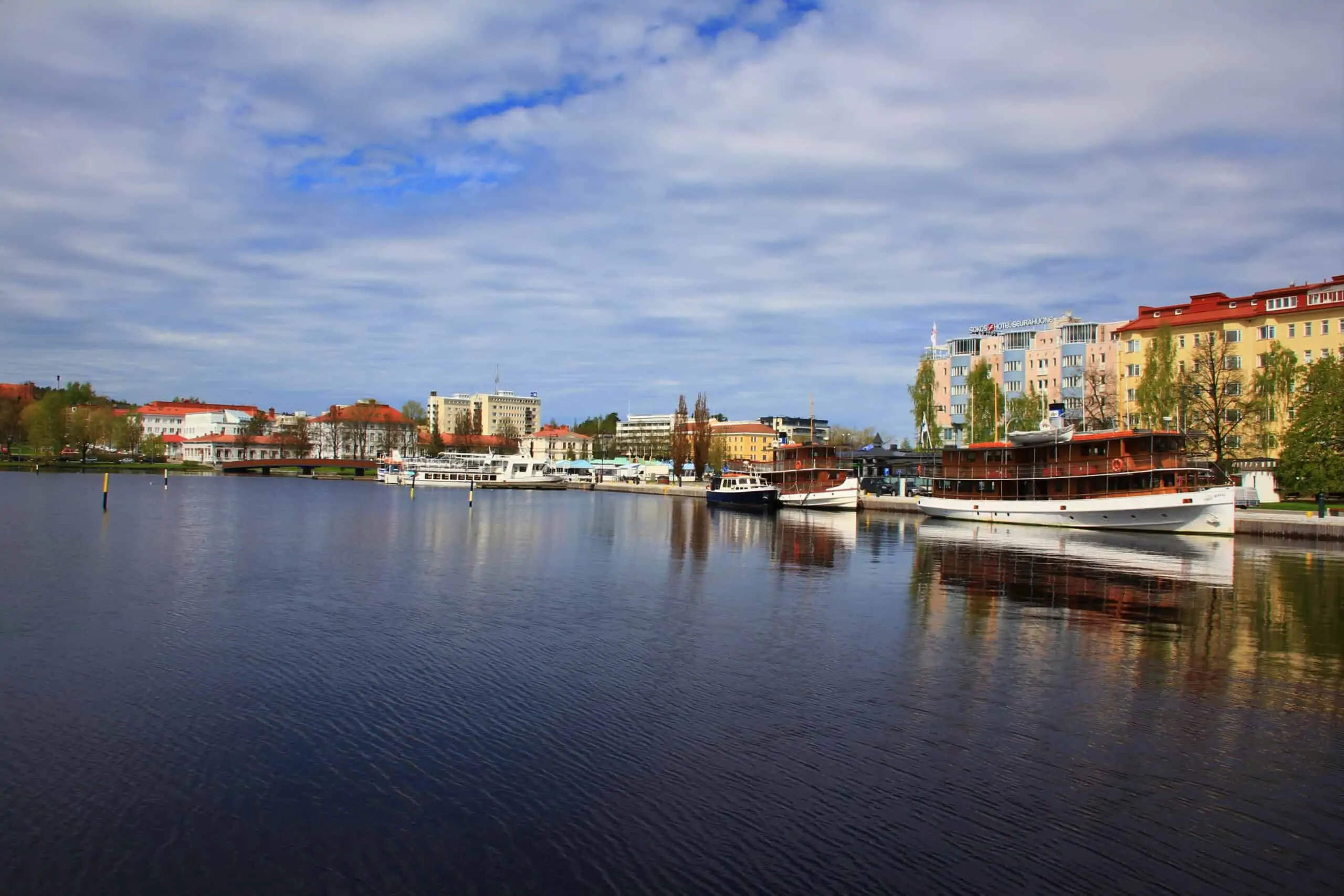 Savonlinnan matkustajasatama kesäaikaan.