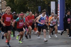 Osallistujat juoksemassa Toivon Vitonen by Clinic Helena -tapahtumassa Tampereella.