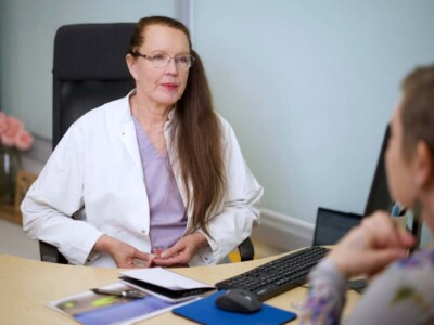 Clinic Helenan Helena Puonti on erikoistunut rintasyöpäkirurgiaan ja rintarekonstruktioihin