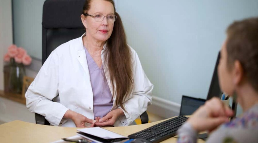 Clinic Helenan Helena Puonti on erikoistunut rintasyöpäkirurgiaan ja rintarekonstruktioihin