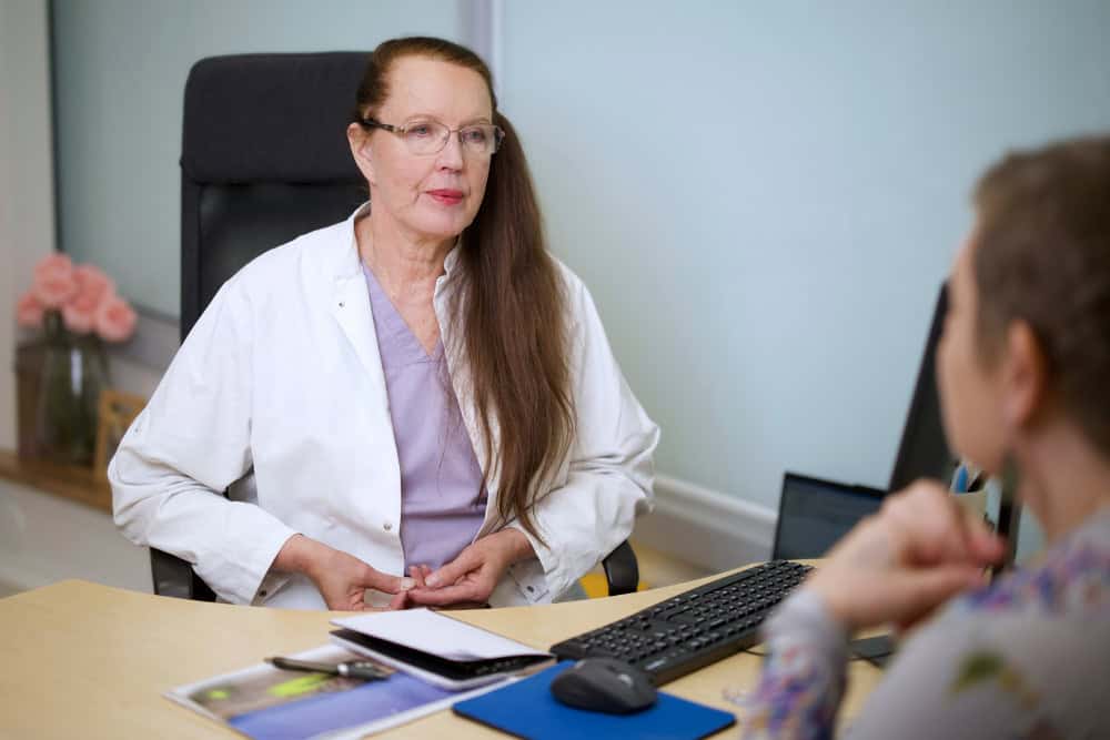 Clinic Helenan Helena Puonti on erikoistunut rintasyöpäkirurgiaan ja rintarekonstruktioihin